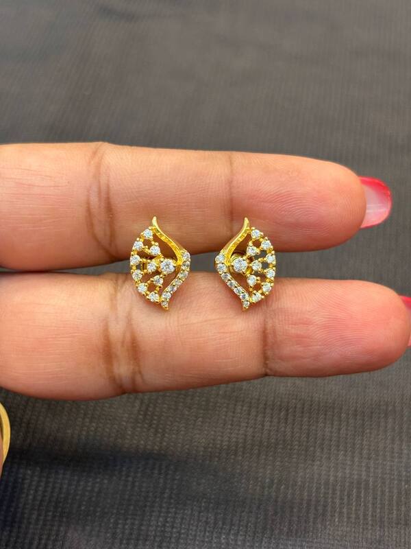 Silver white thilagam with gold finish