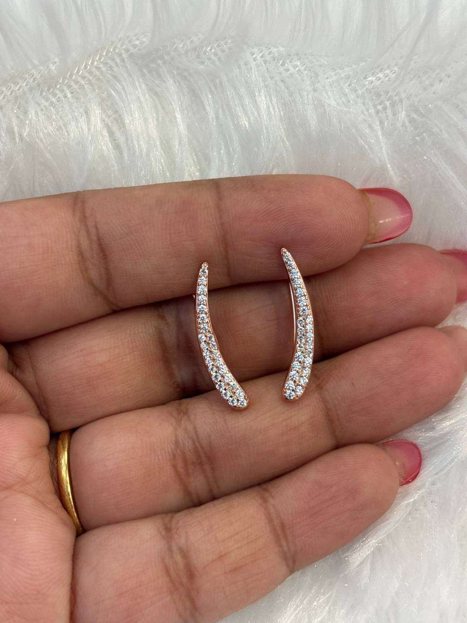 Silver lily earcuff with roesgold finish