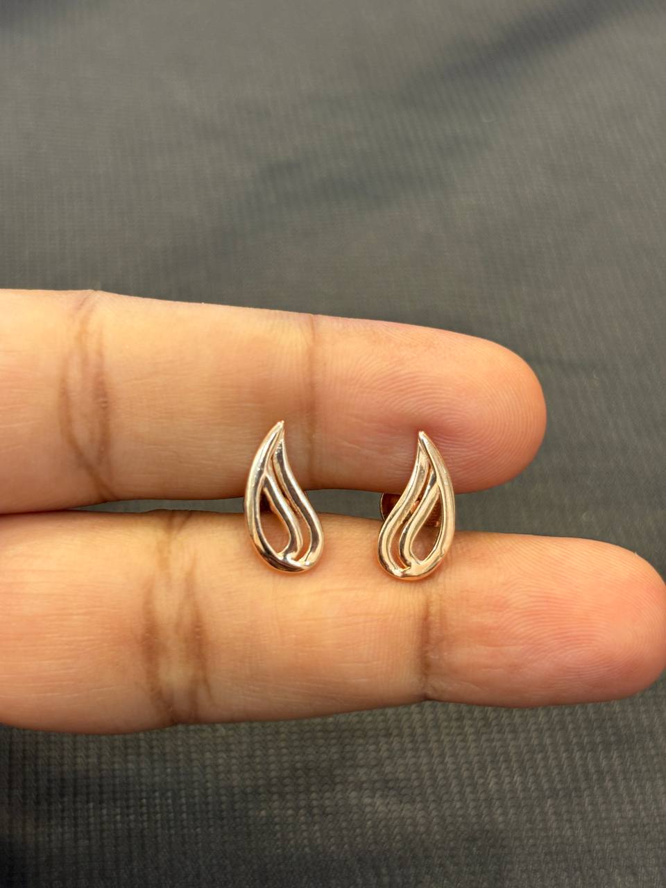 Silver milana stud with rosegold finish
