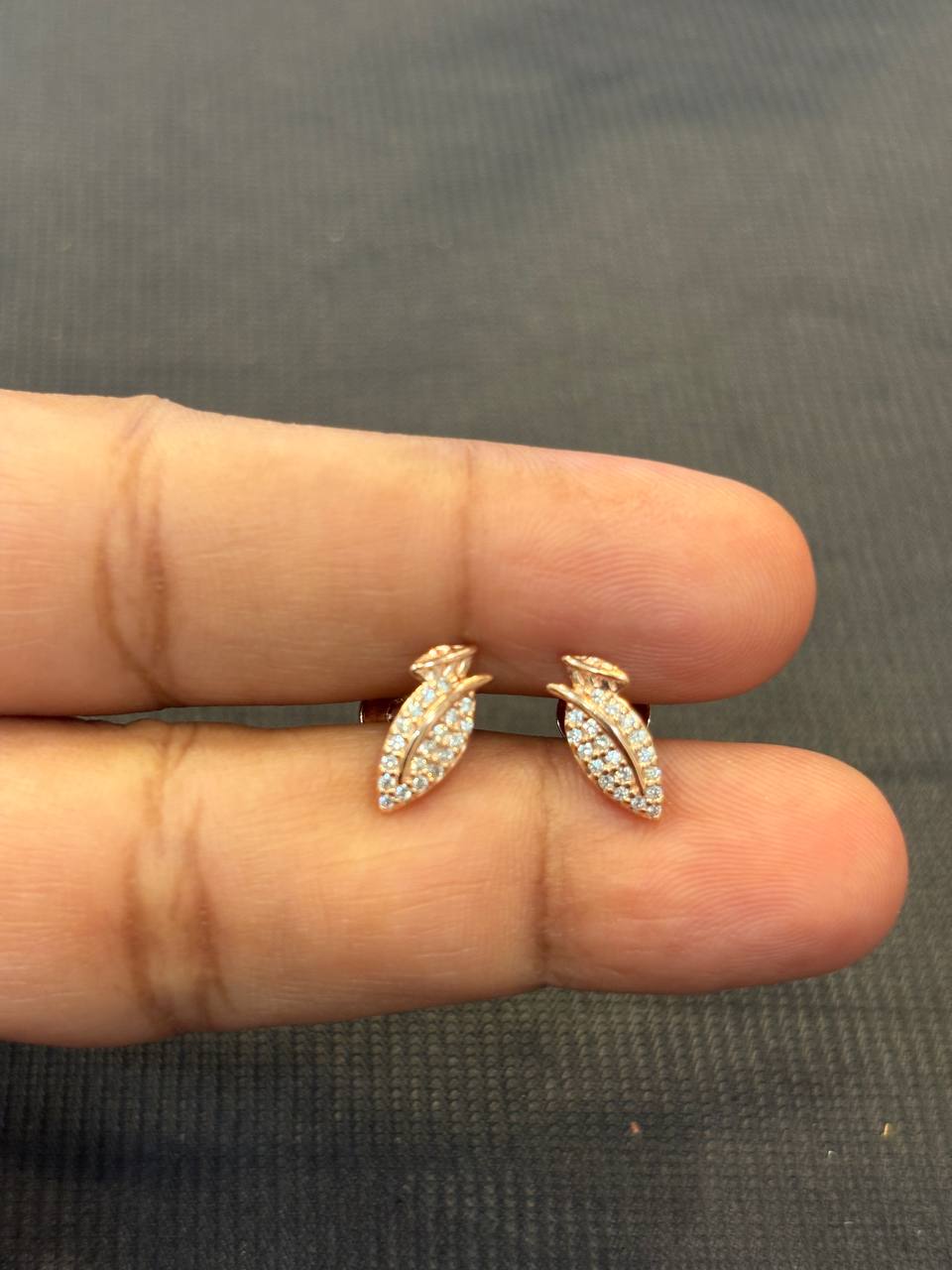 Silver double leaf stud with rosegold finish