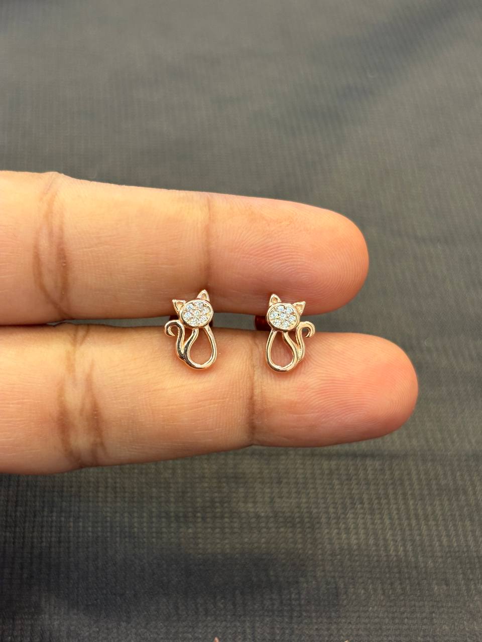 Silver cat stud with rosegold finish