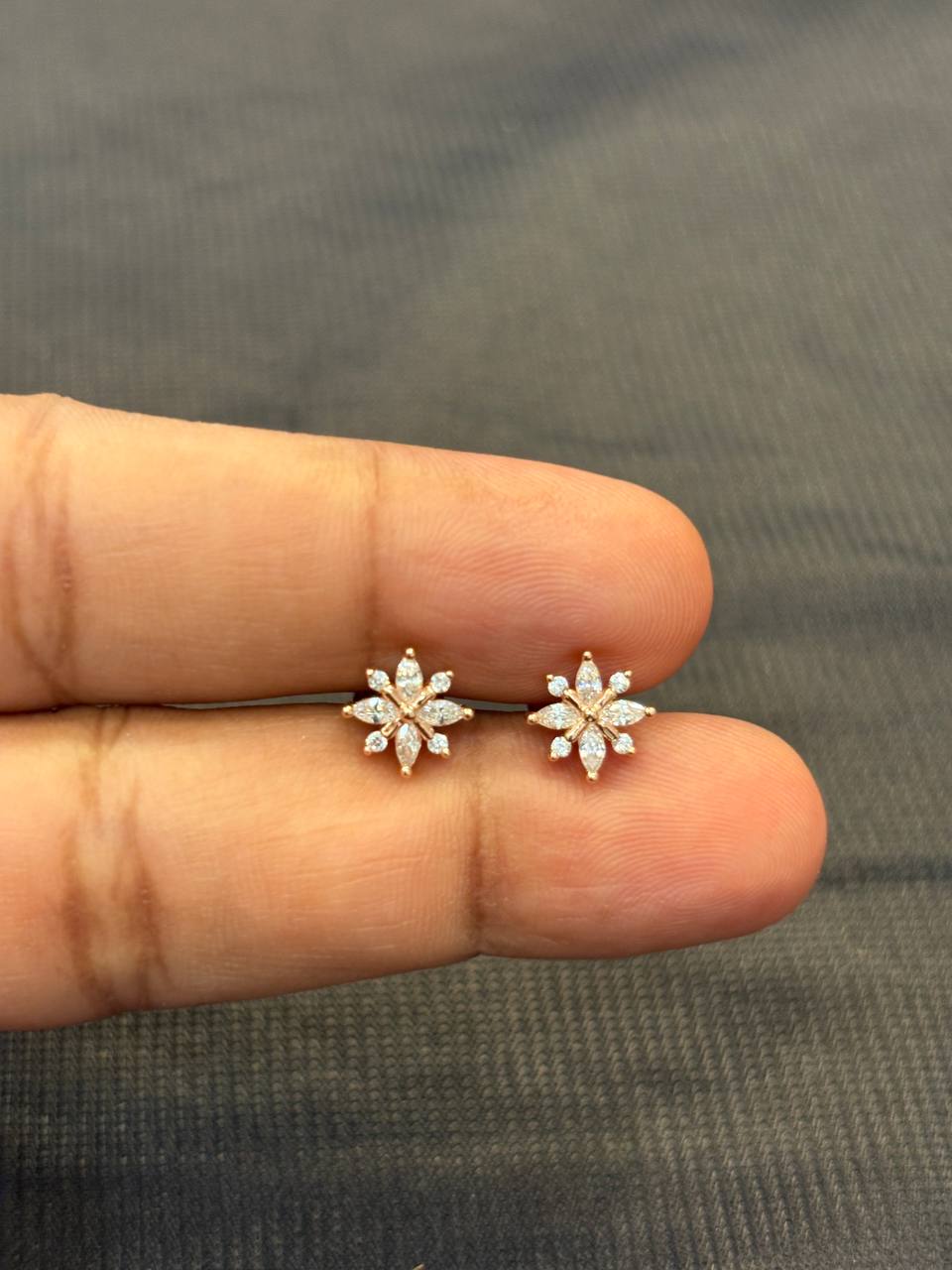 Sliver queen stud with rosegold finish