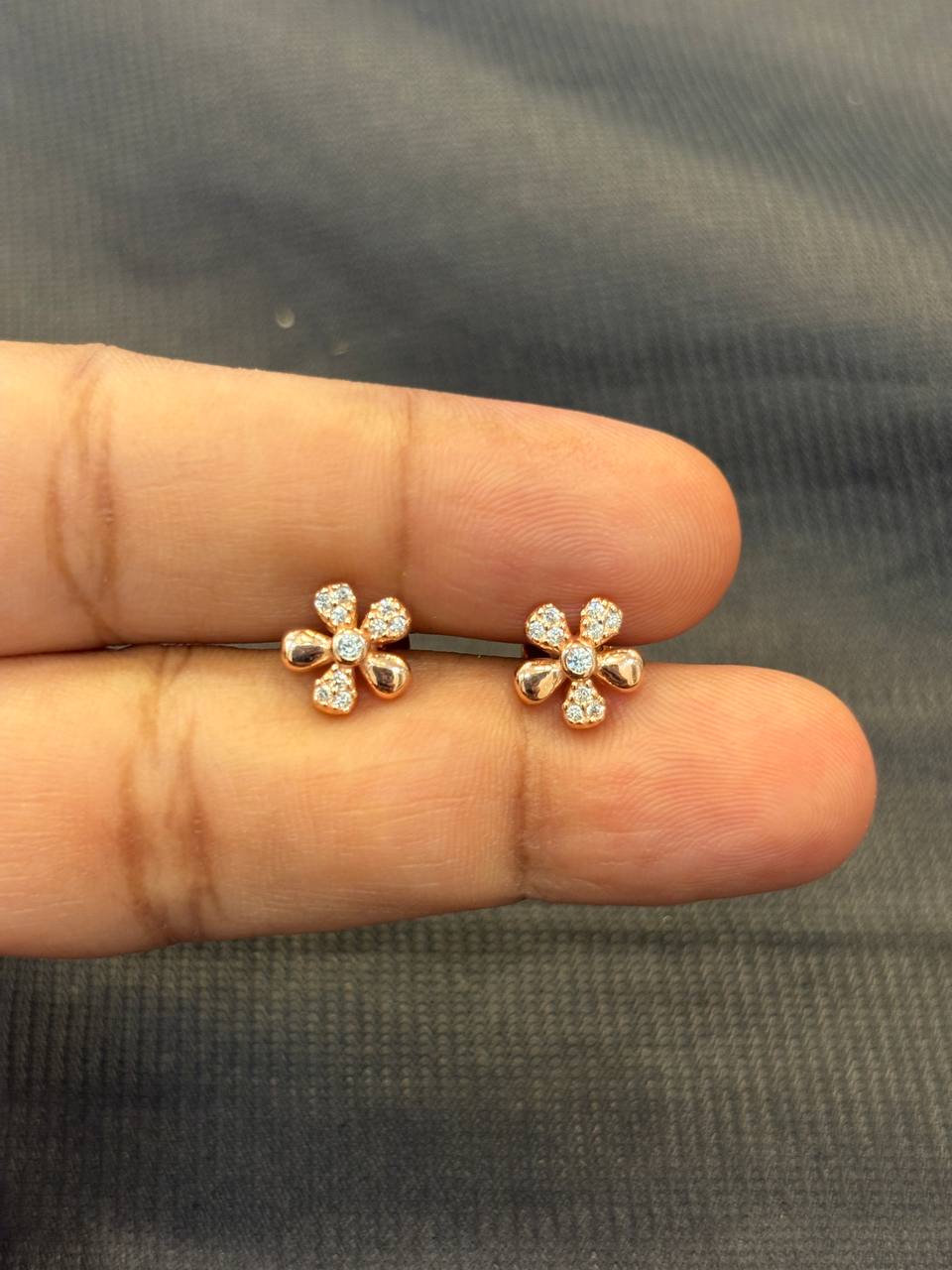Silver casting flowerr stud with rosegold finish