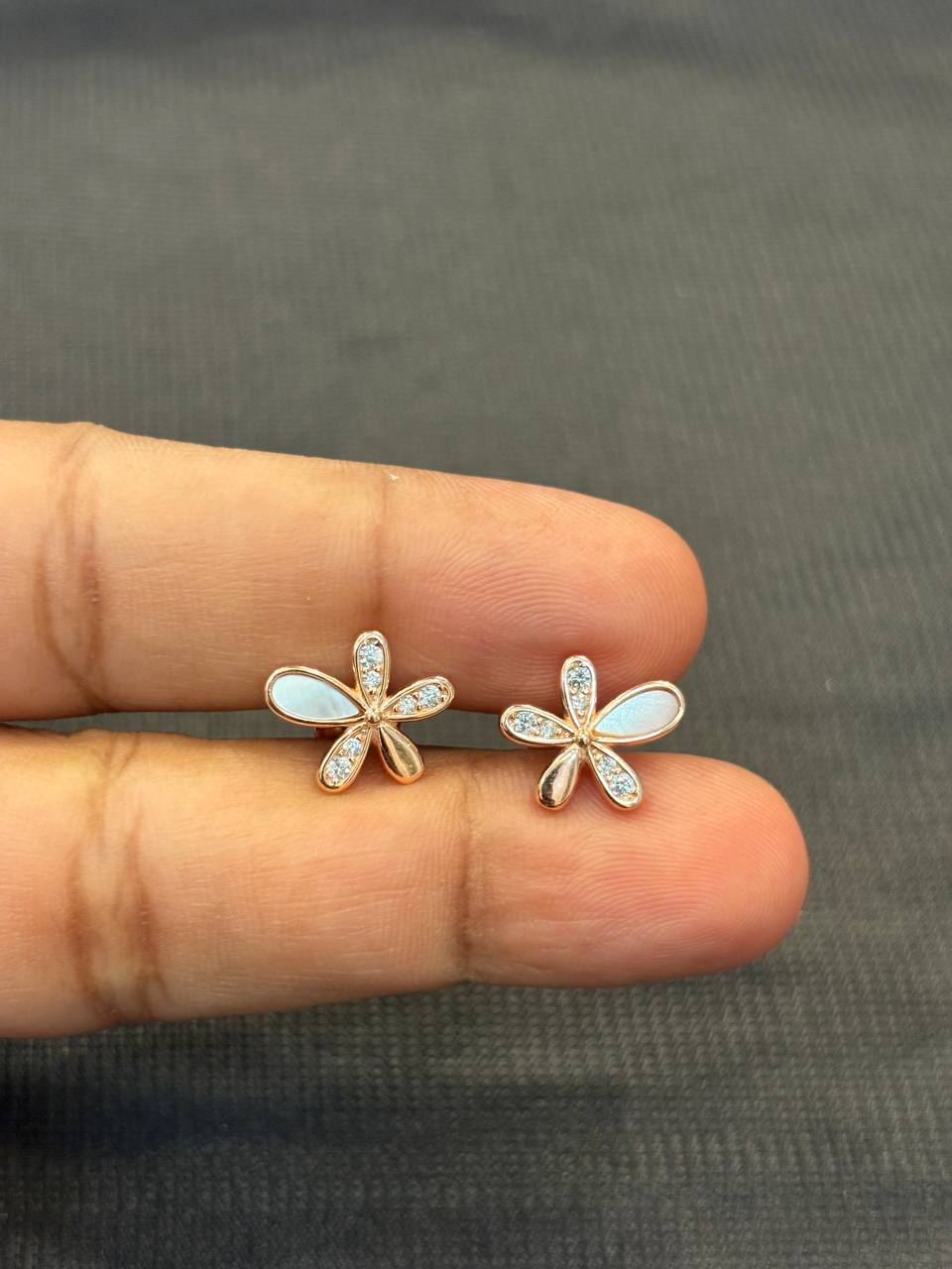 Silver monaa stud with rosegold finish