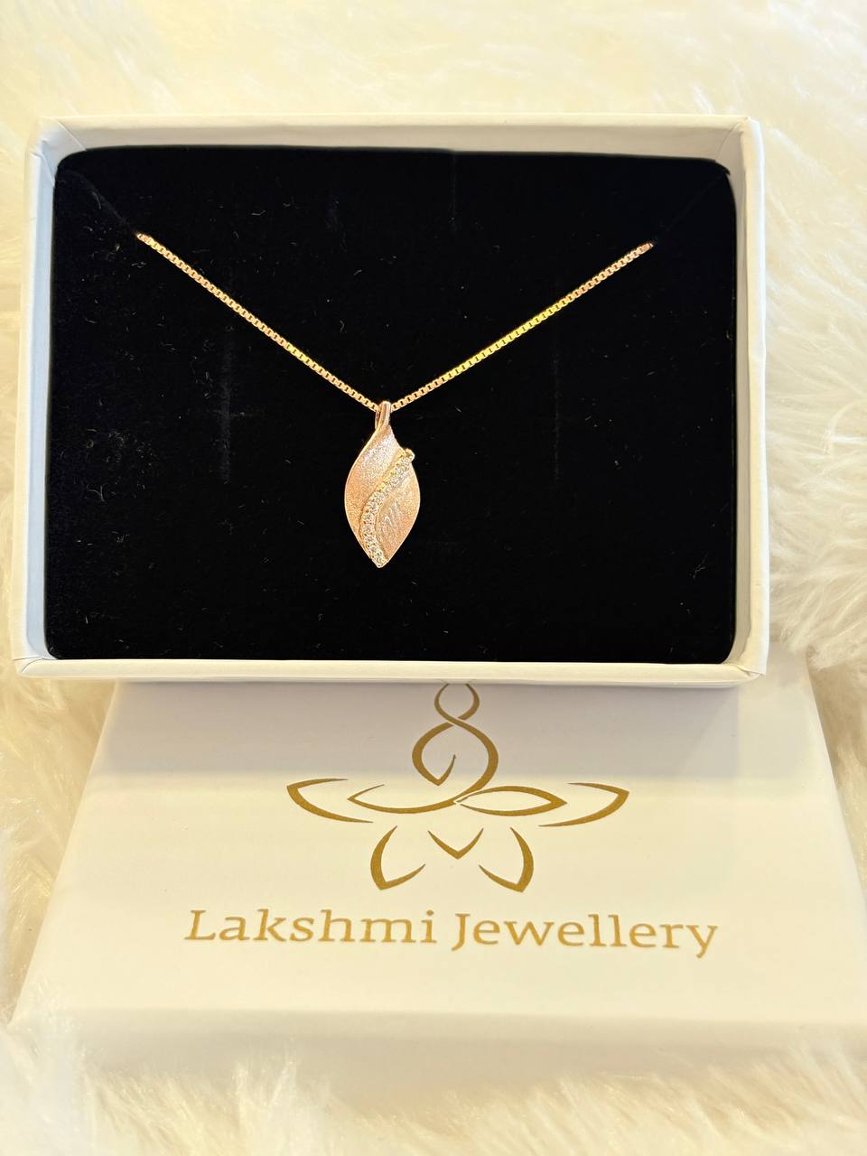 Silver adhira white chain with rosegold finish