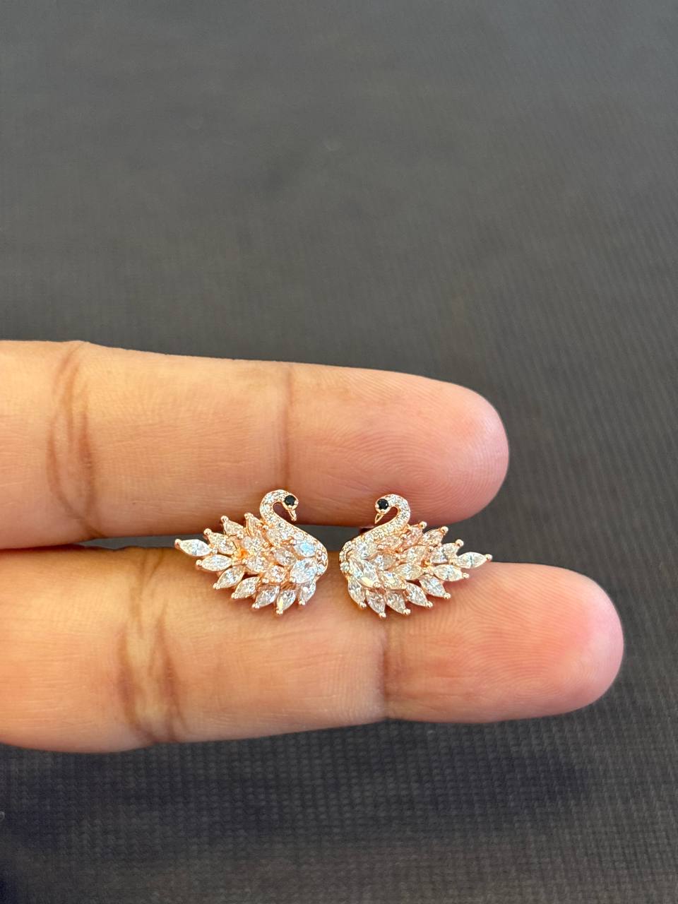 Silver swan crystal with rosegold finish
