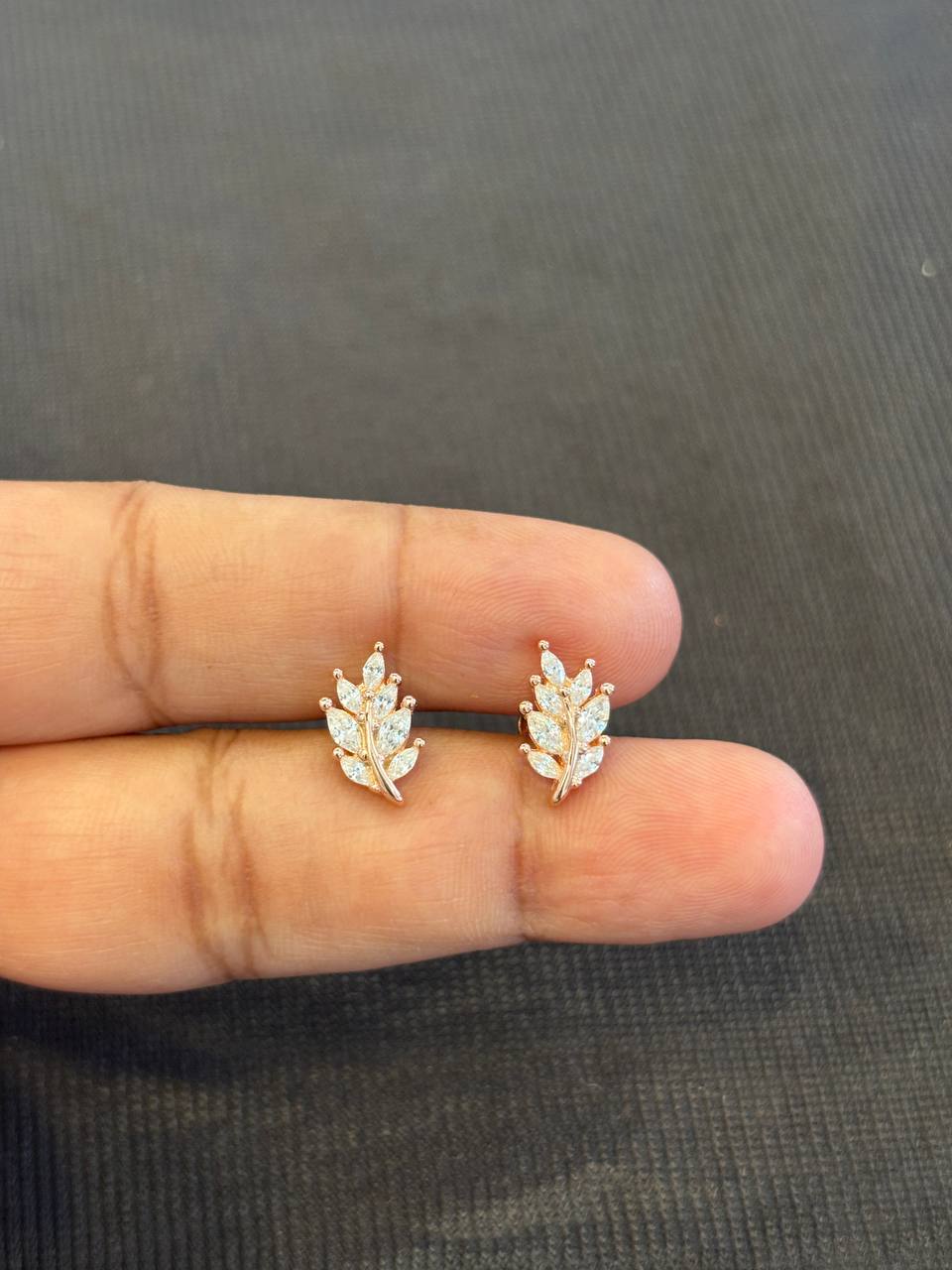 Silver curvy leaf with rosegold finish