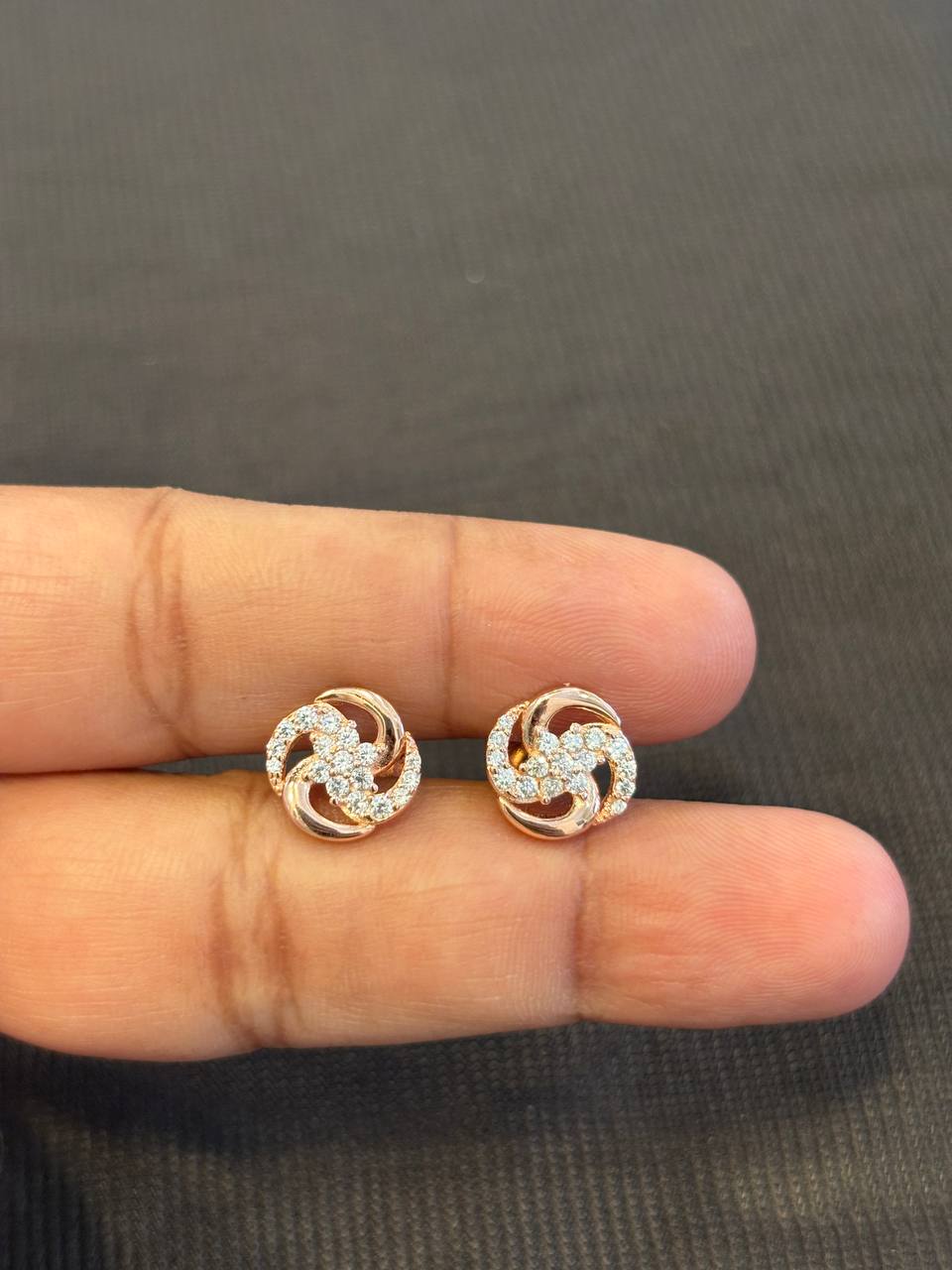 Silver winny stud with rosegold finish