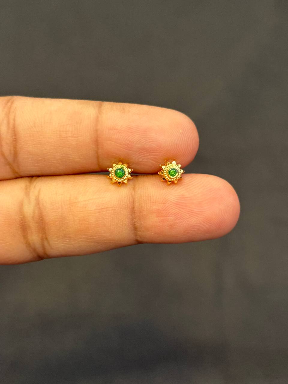 Adhira  9 carat gold stud