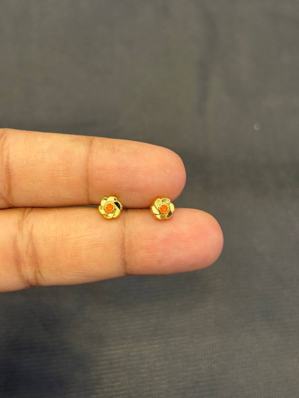 Yaazhini 9 carat gold stud
