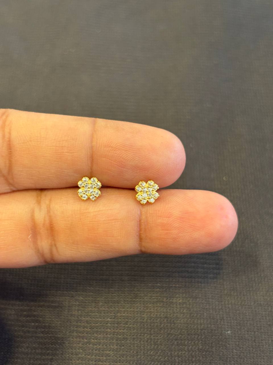 Oviya 9 carat gold stud