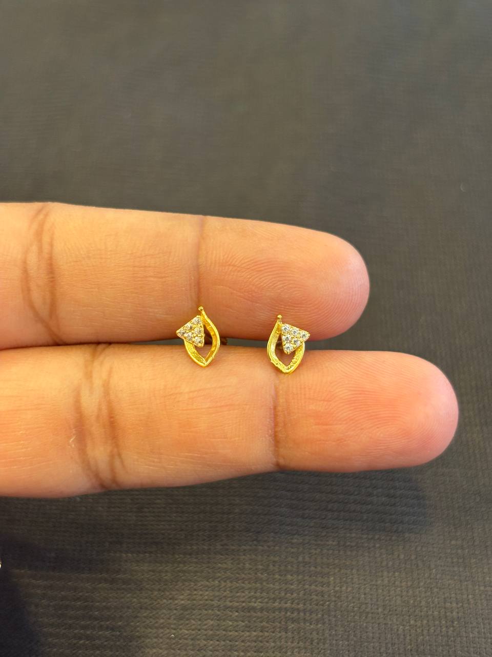 Venila 9 carat gold stud