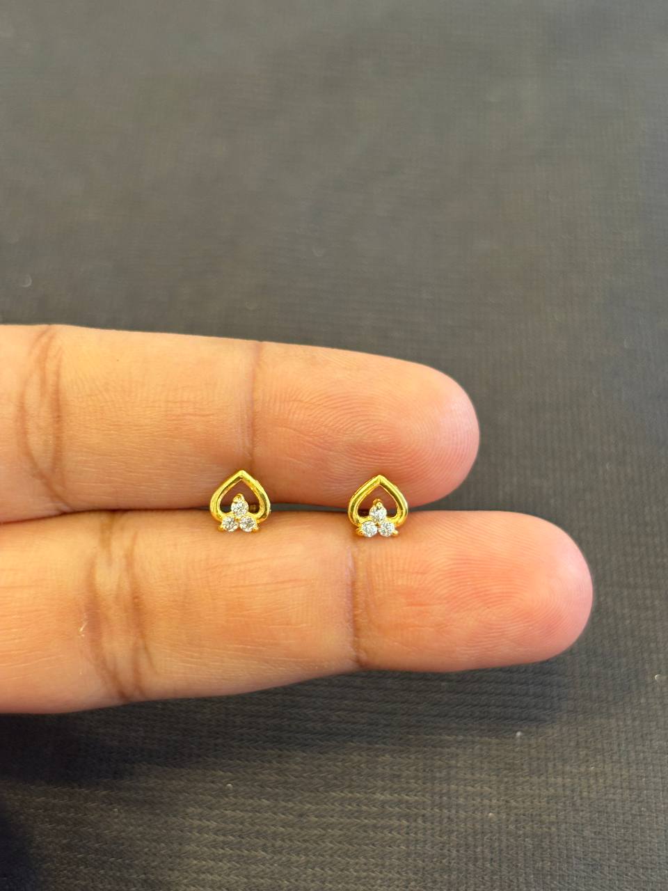 Megha 9 carat gold stud