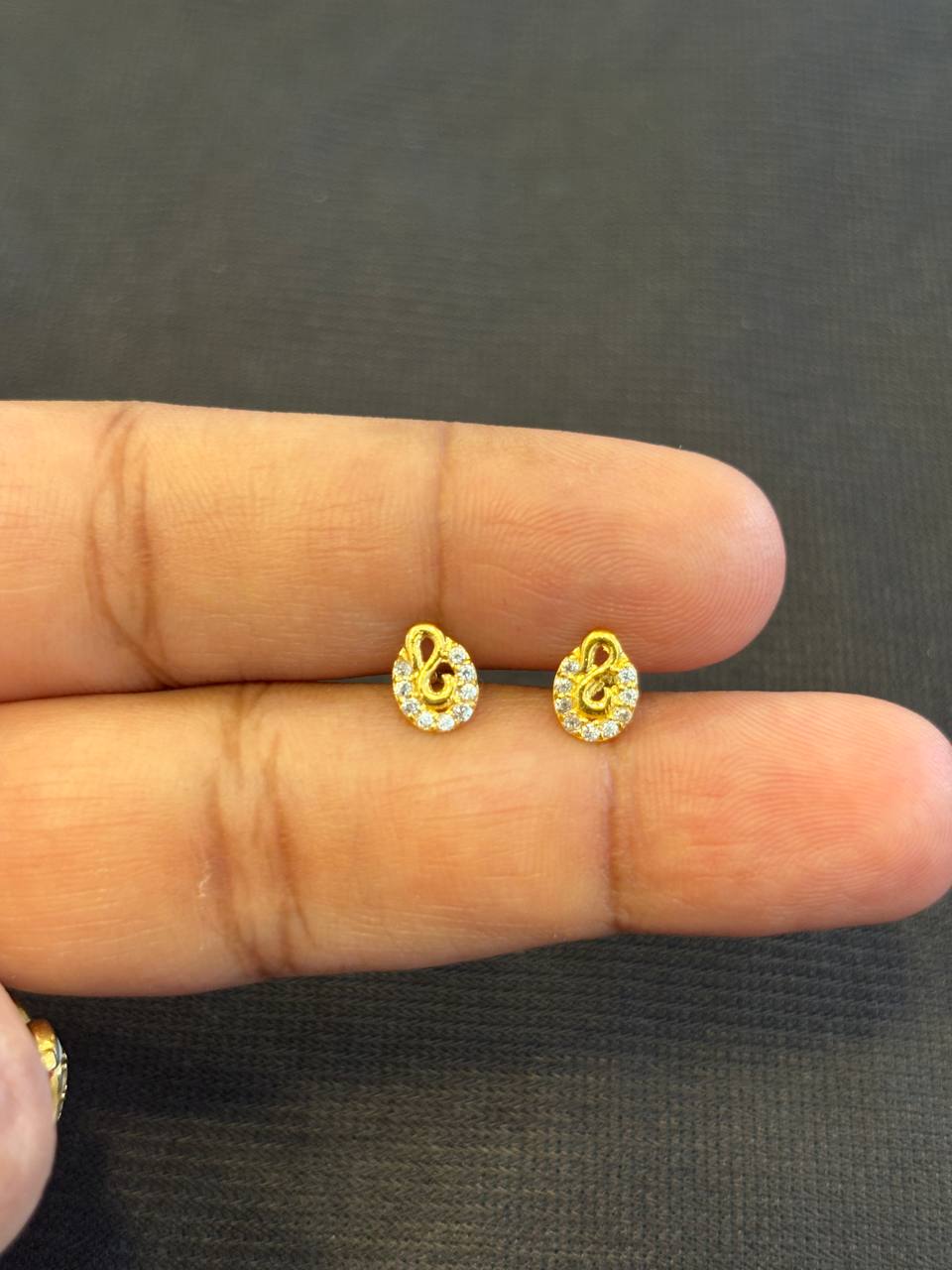 Thendral 9 carat gold stud
