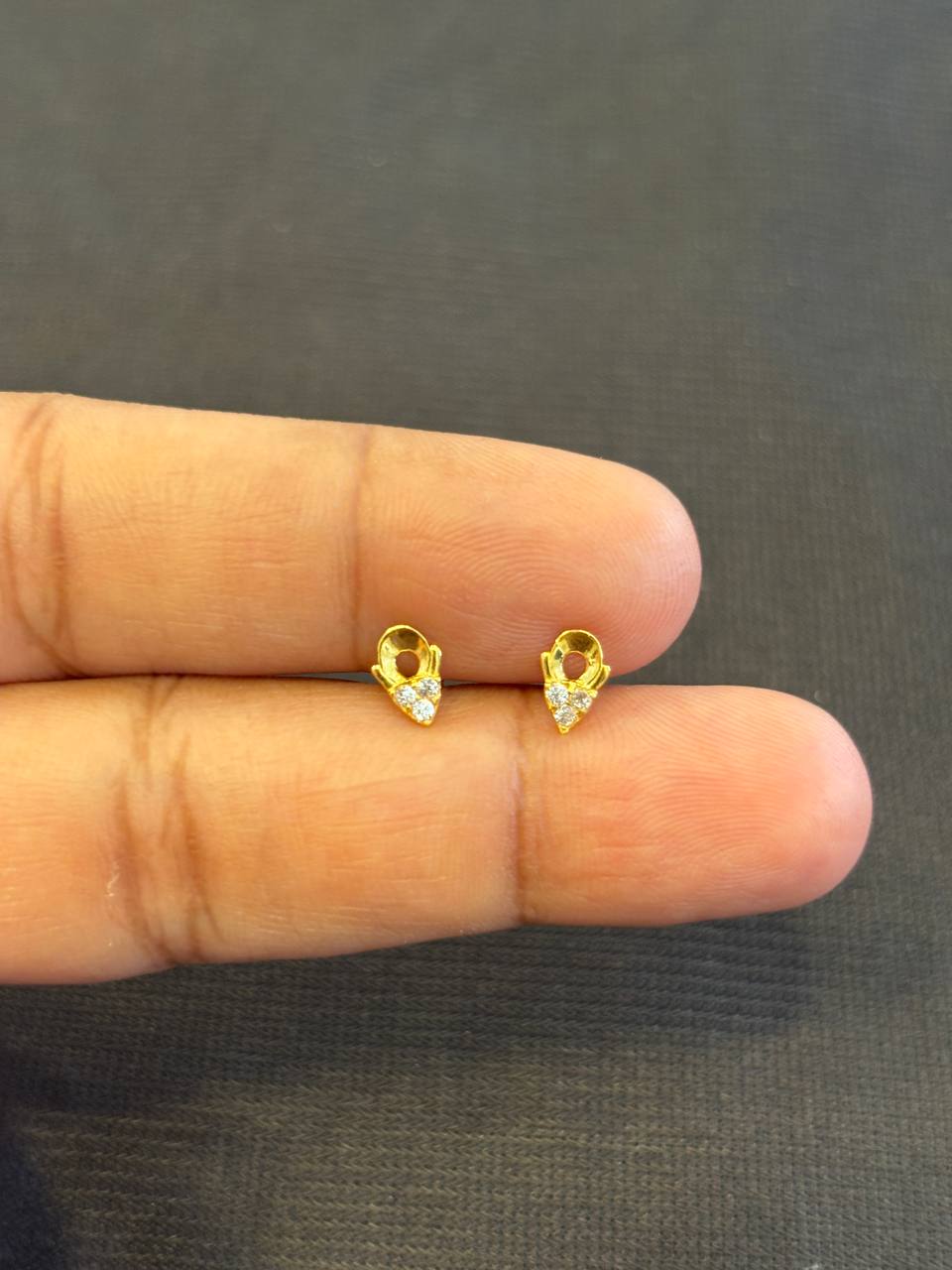 Mathi 9 carat gold stud