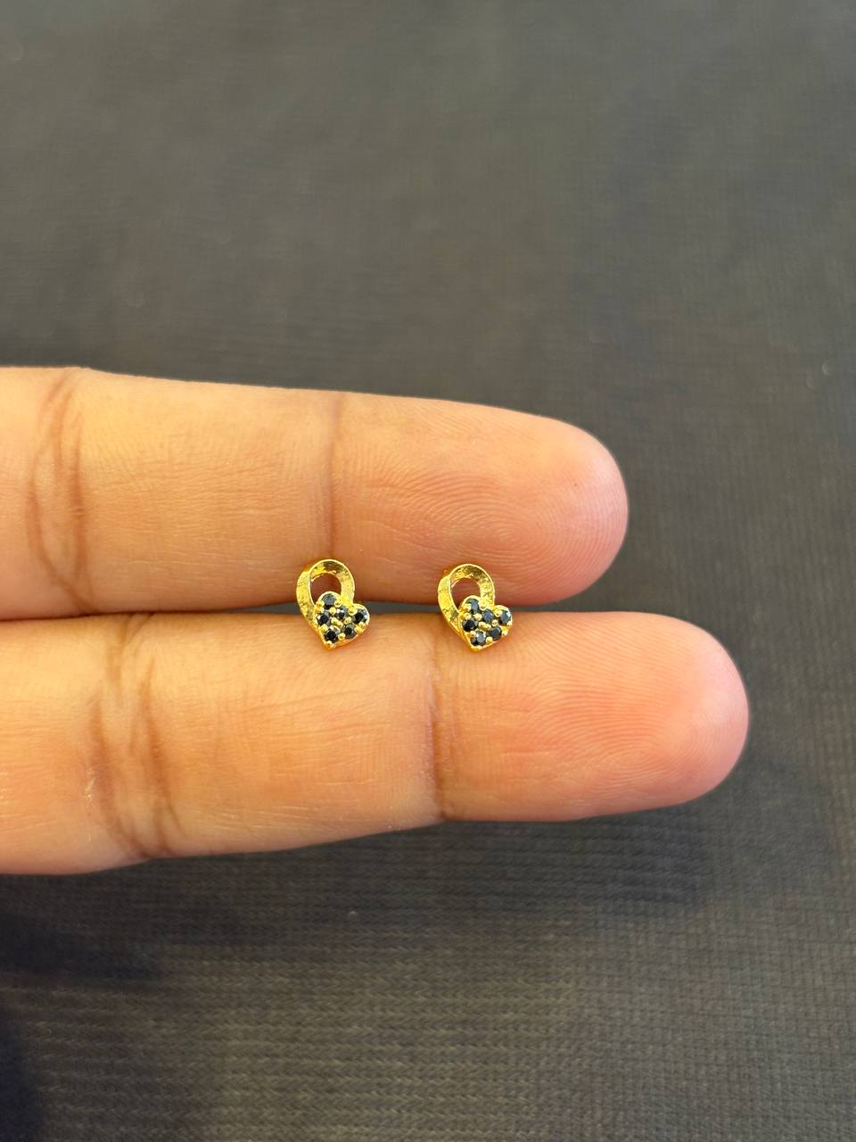 Nathiya 9 carat gold stud