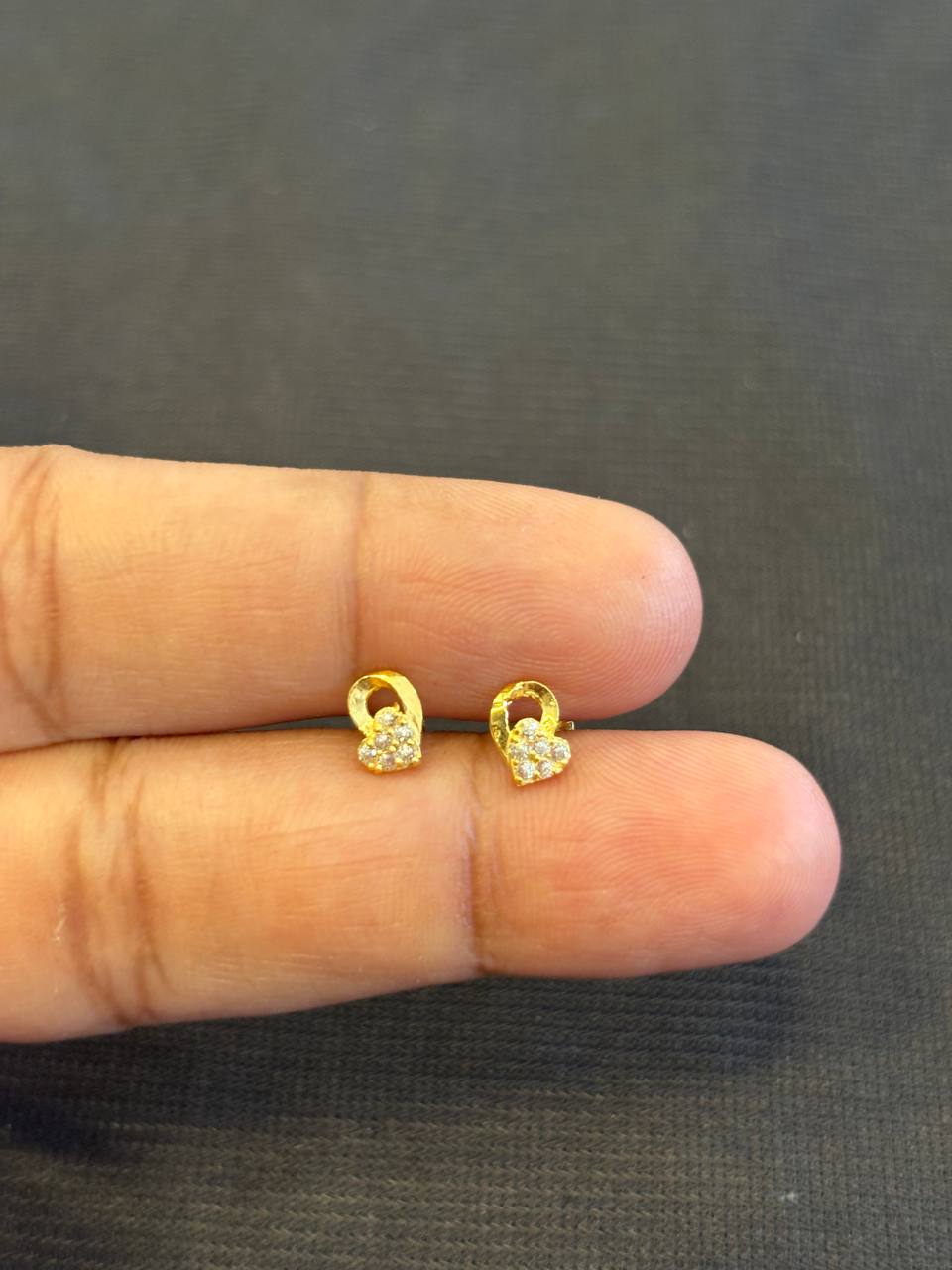 Nathiya 9 carat gold stud