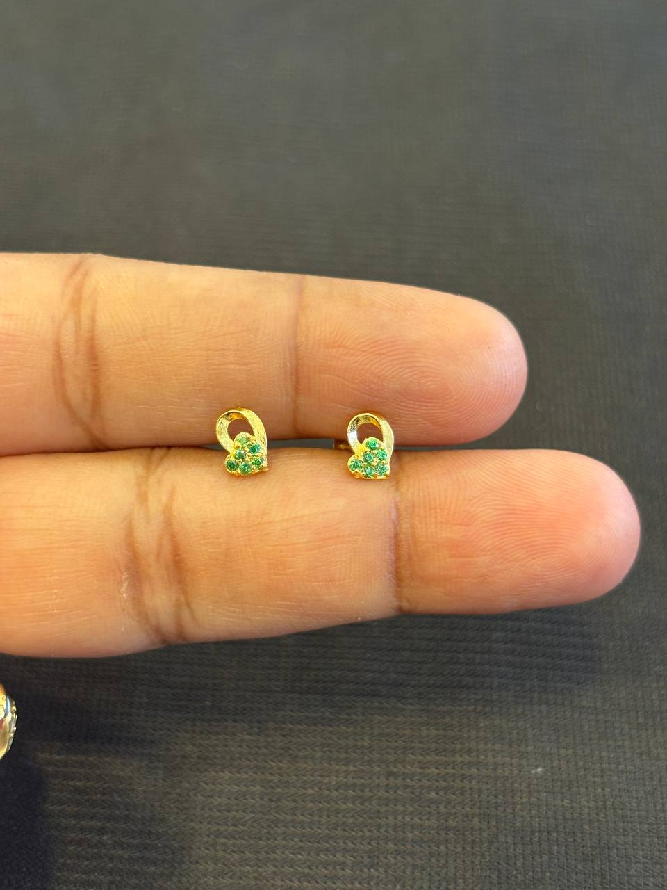 Nathiya 9 carat gold stud