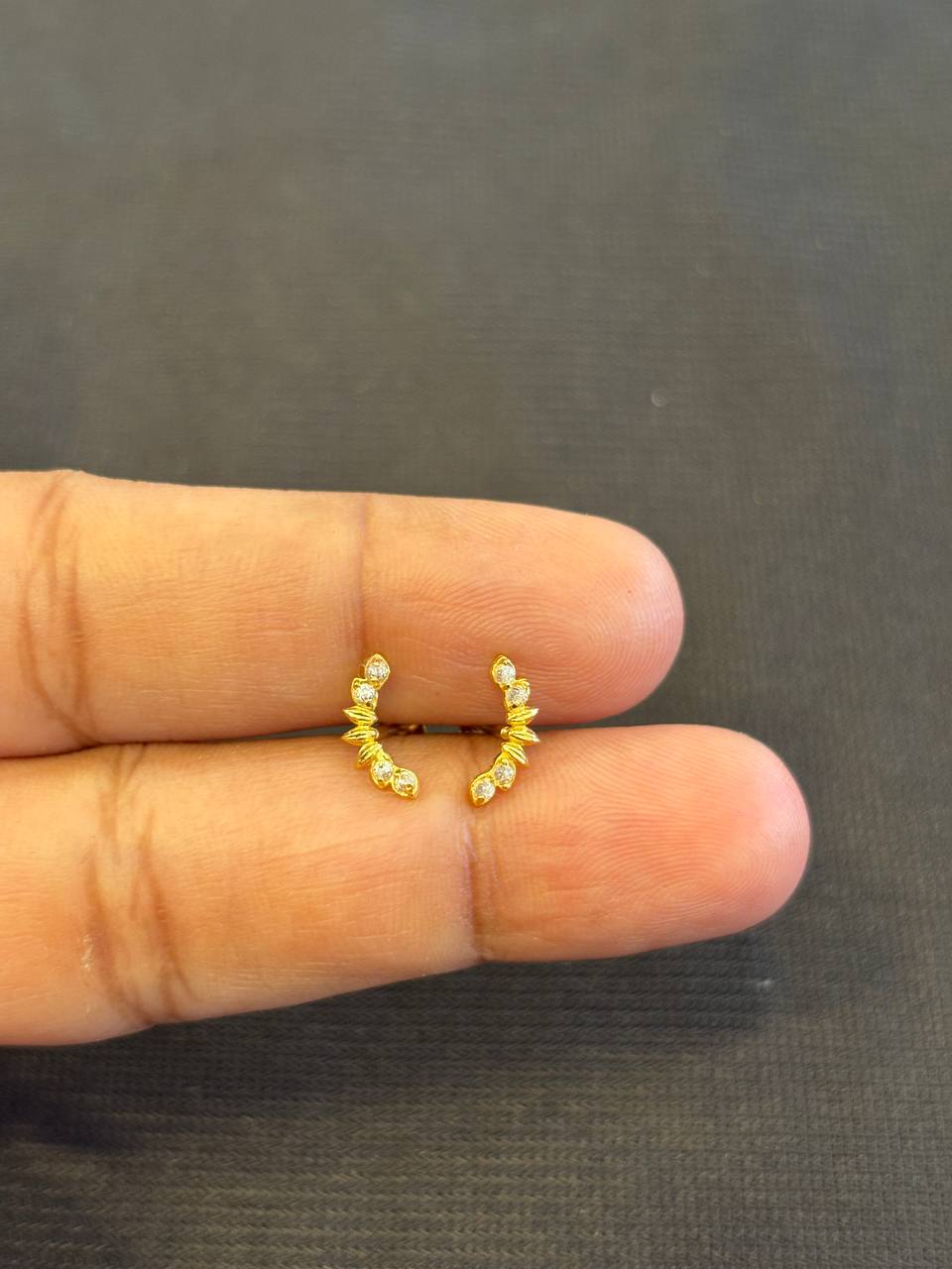 Ponni white 9 carat gold stud