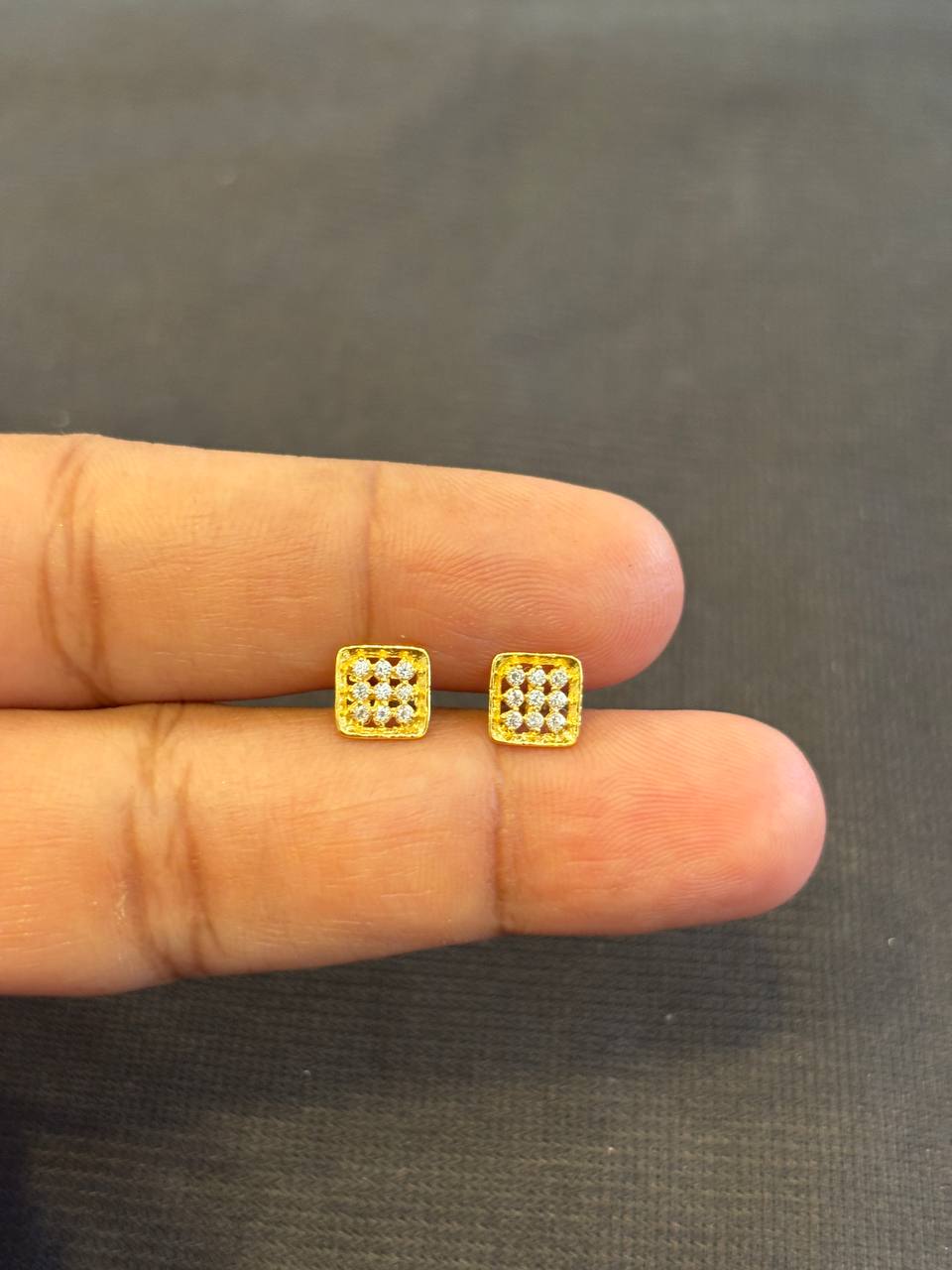 Squaree 9 carat gold stud
