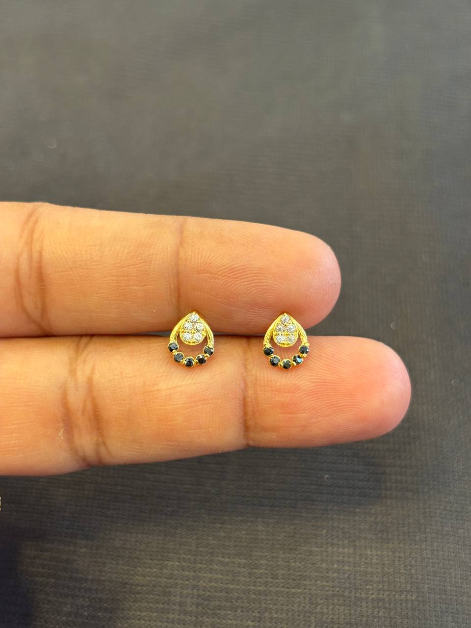 Isai 9 carat gold stud