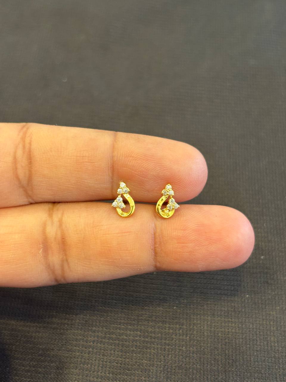 Aazhi 9 carat gold stud