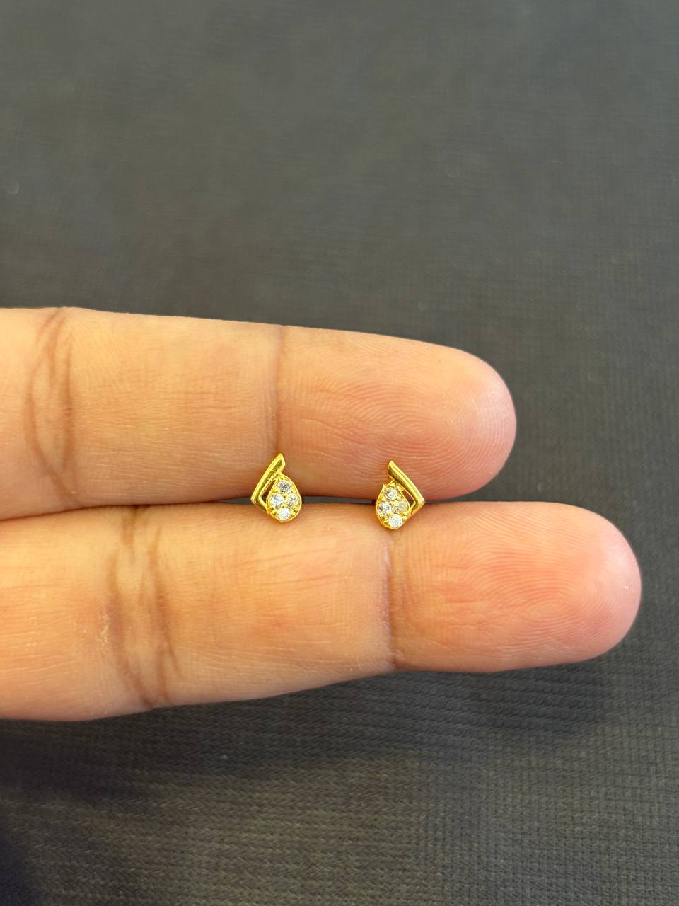 Malarr 9 carat gold stud