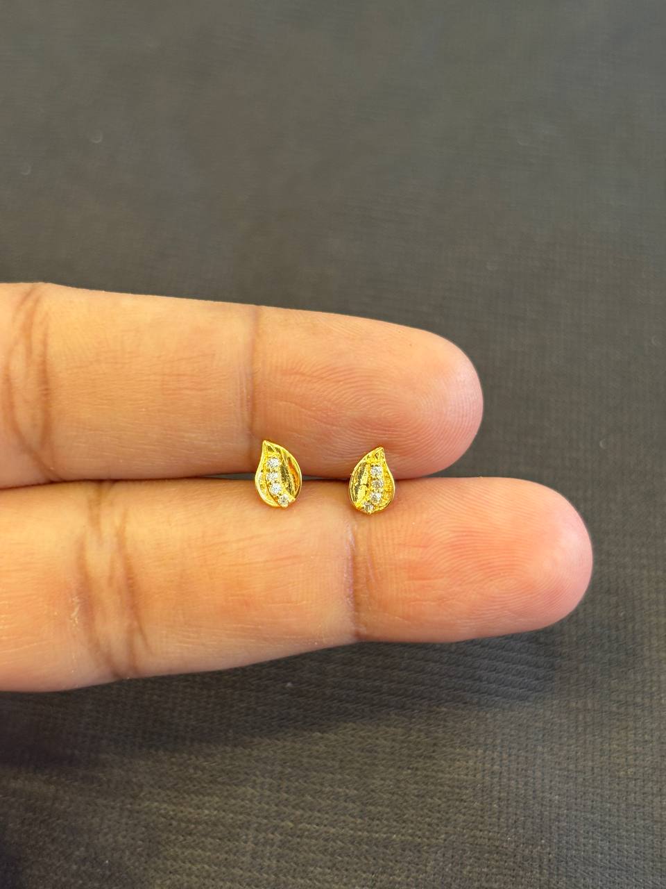 Illai 9 carat gold stud