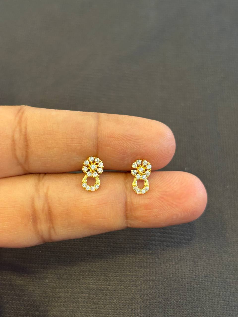 Kani 9 carat gold stud