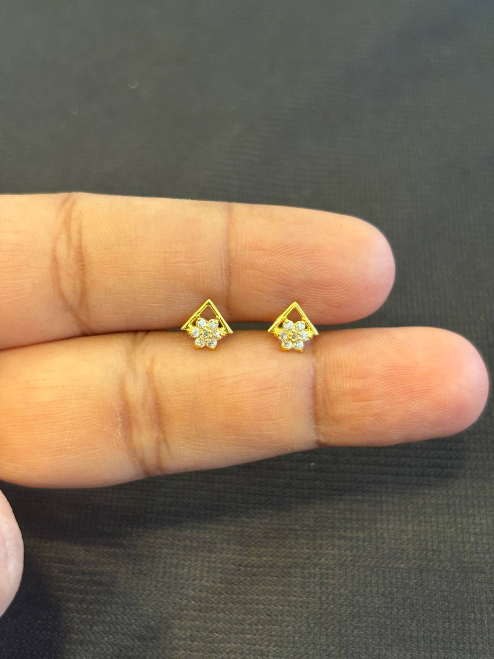 Venba 9 carat gold stud