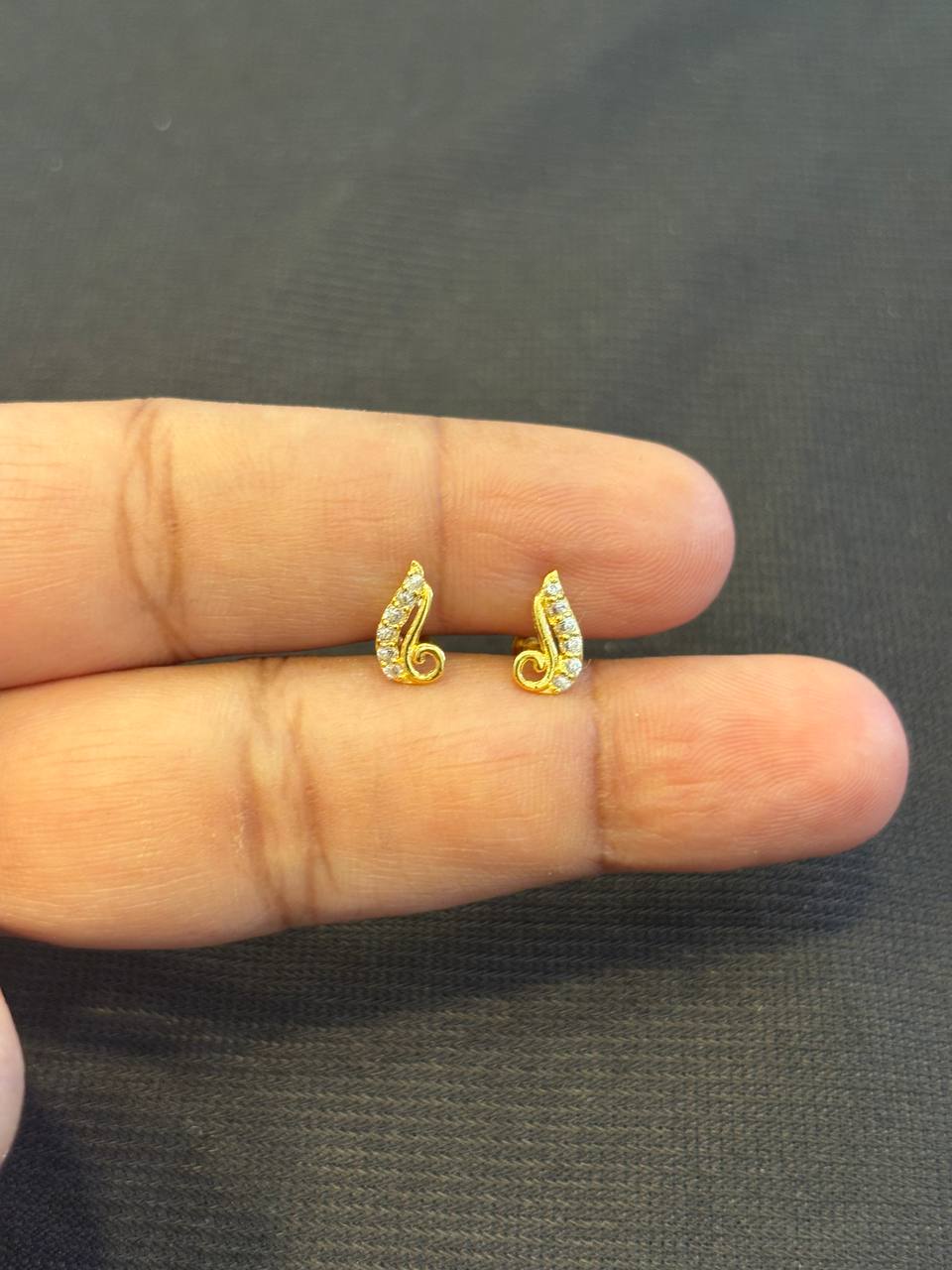Anvika 9 carat gold stud
