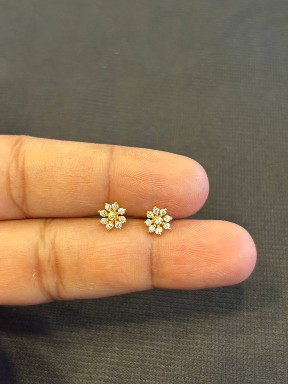 Nine stone white 9 carat stud