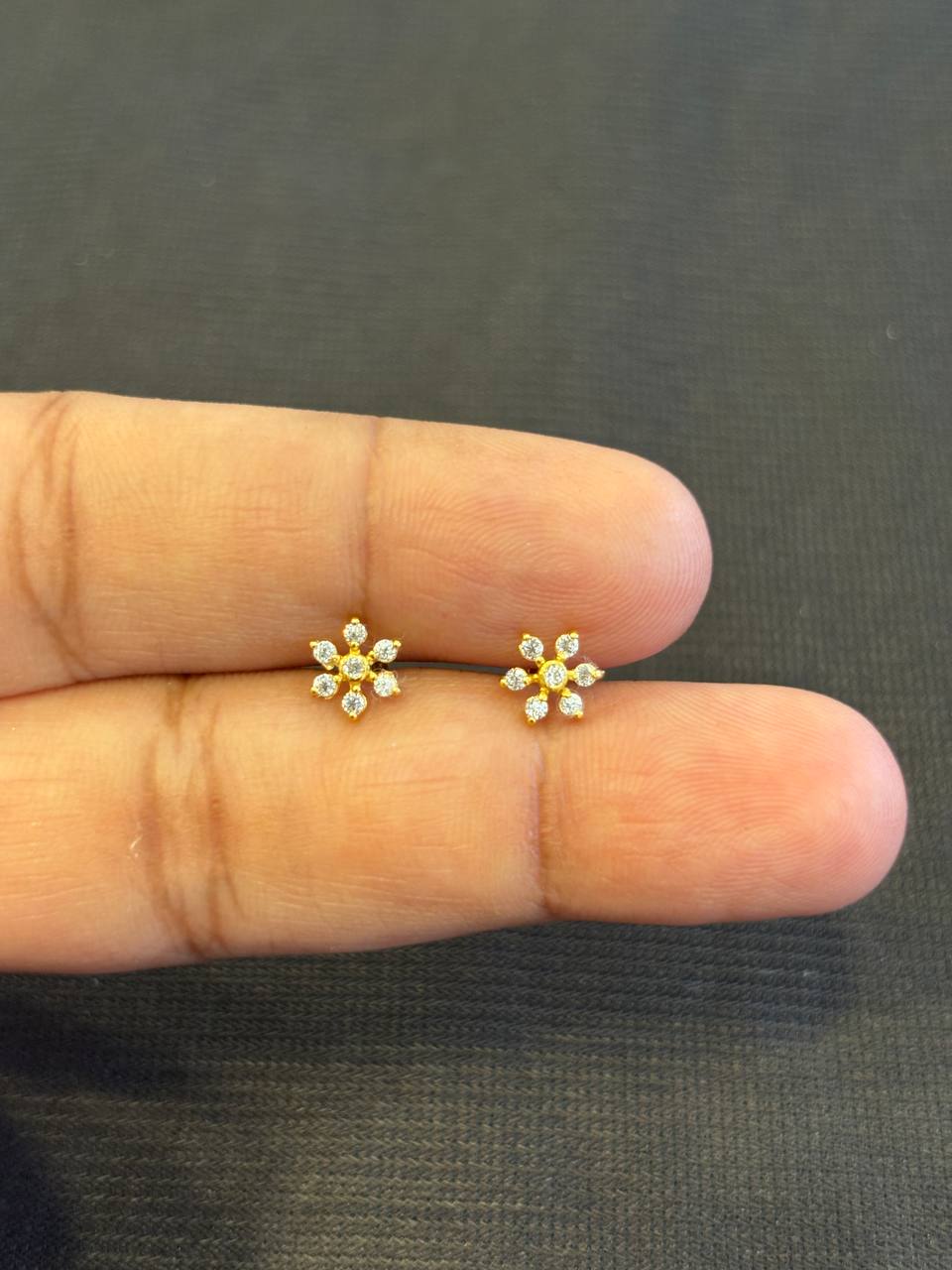 Seven stonee 9 carat gold stud