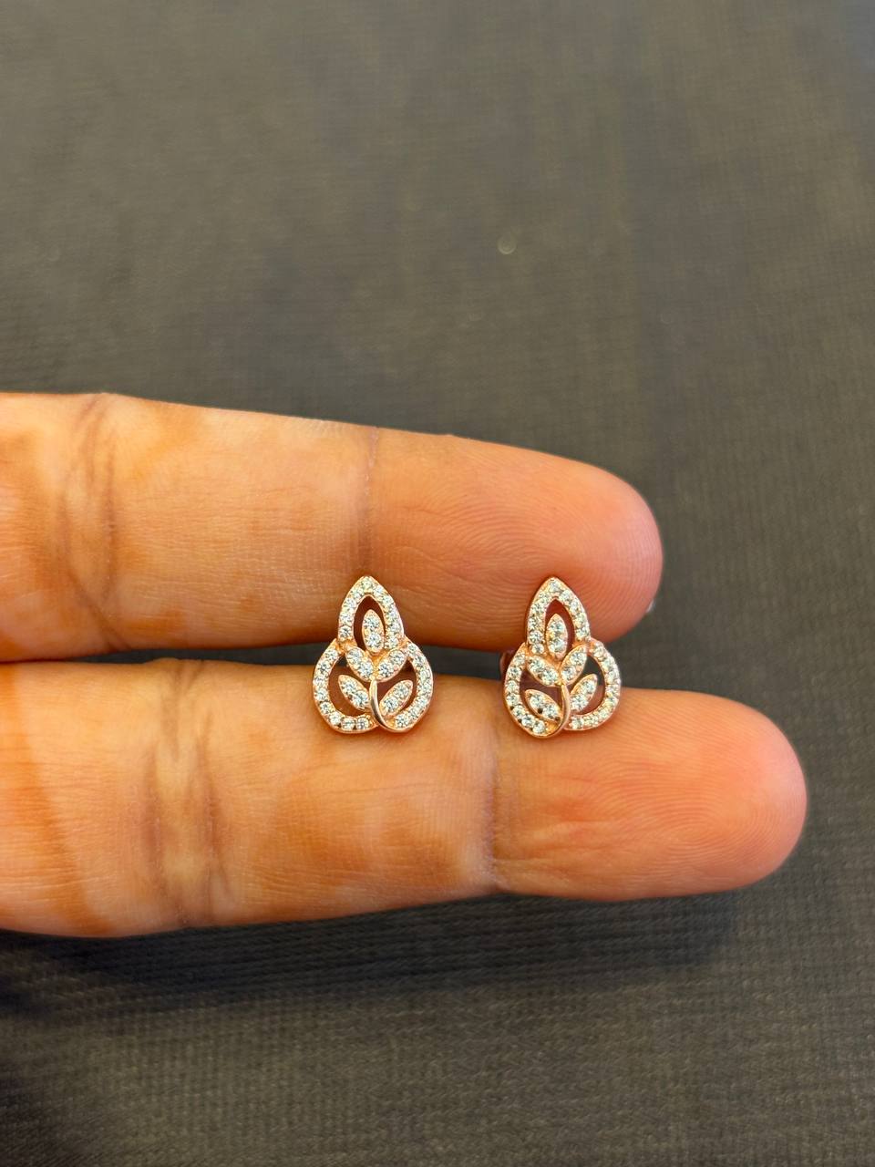 Silver illai 1 stud with rosegold finish