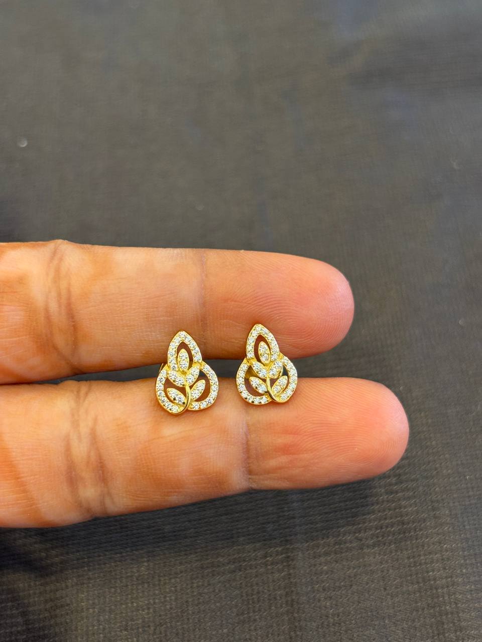 Silver illai 1 stud with gold finish
