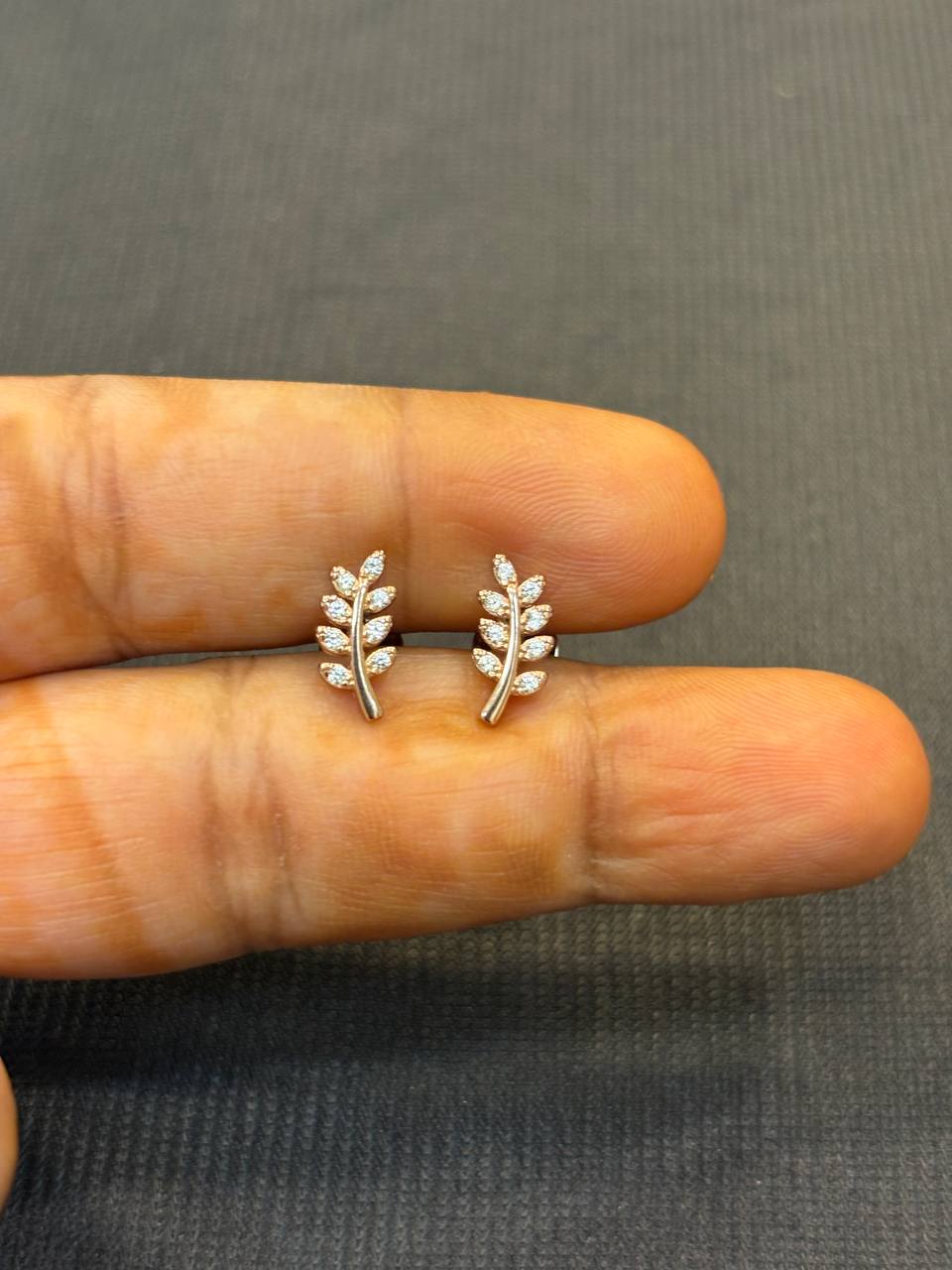 Silver leafy 1 stud with rosegold finish
