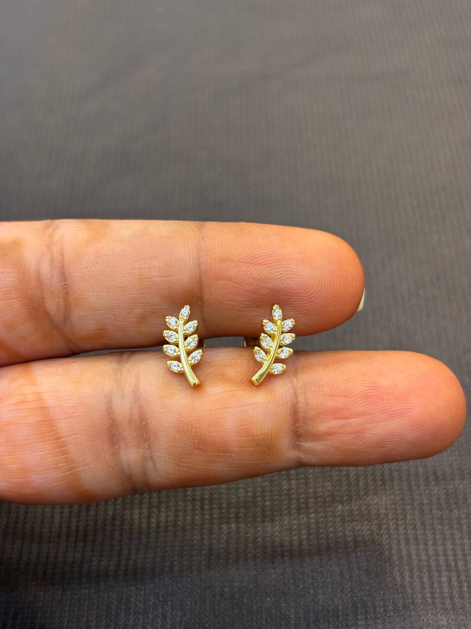 Silver leafy 1 stud with gold finish