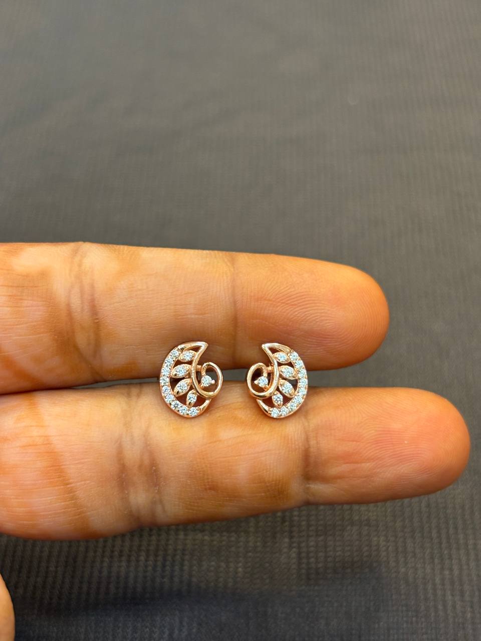 Silver kayal1 stud with rosegold finish