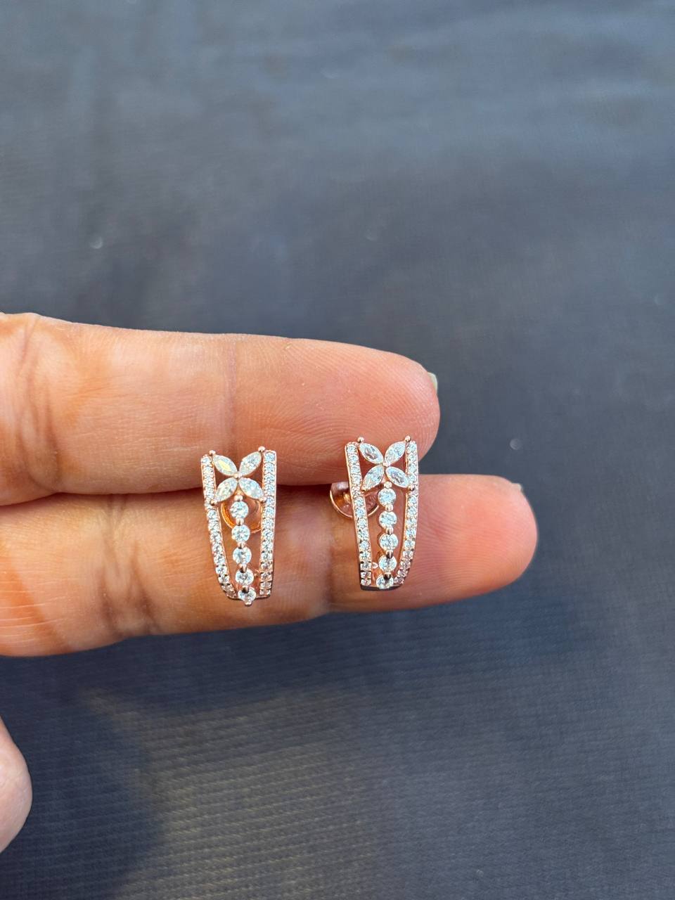 Silver J ganga stud with rosegold finish