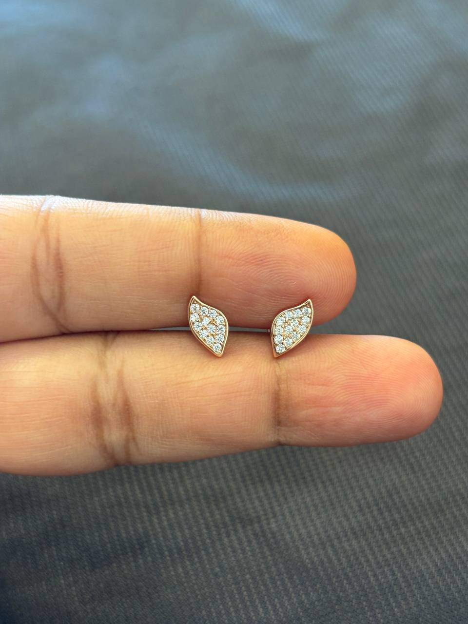Silver leaf1 stud with rosegold finish
