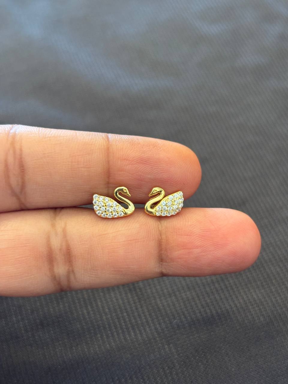 Silver swan stone with gold finish