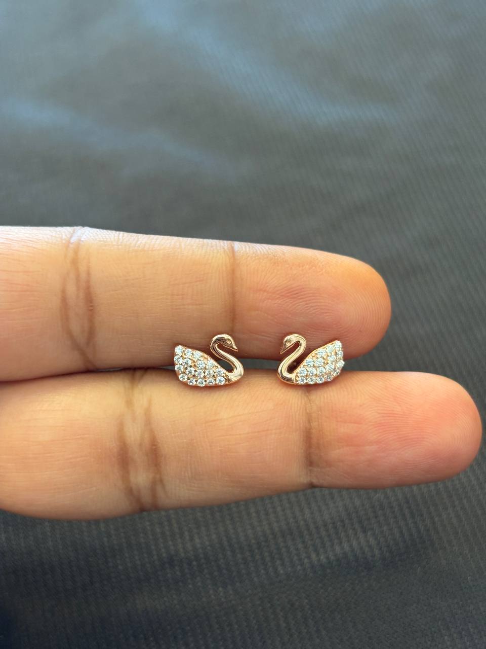 Silver swan stone with rosegold finish