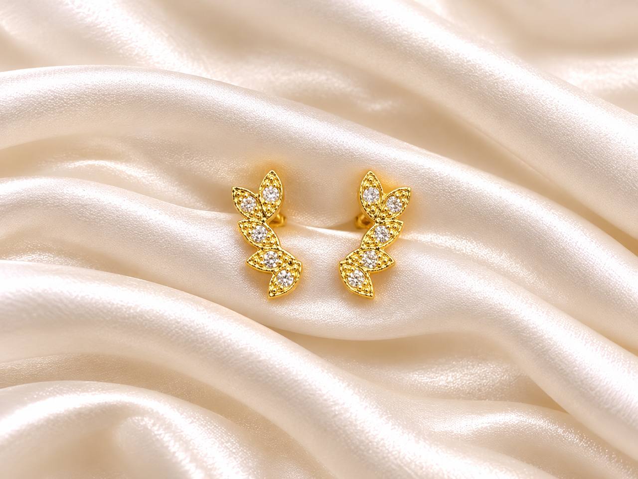 Silver yuva stud with gold finish