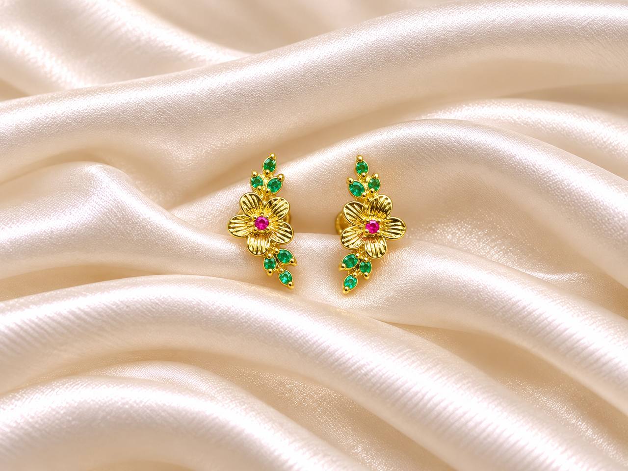 Silver yaalisa stud with gold finish