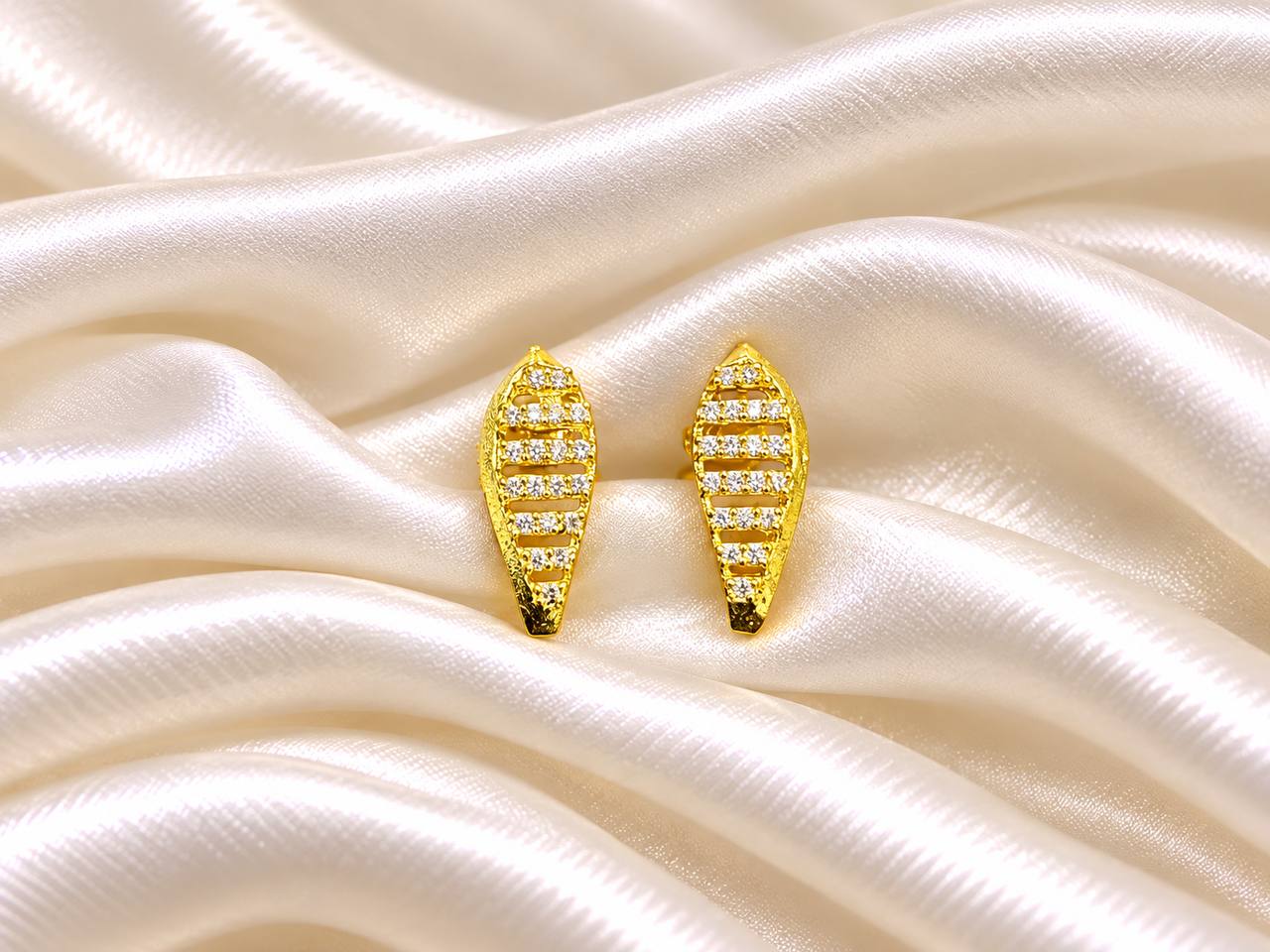 Silver ilaveny stud with gold finish