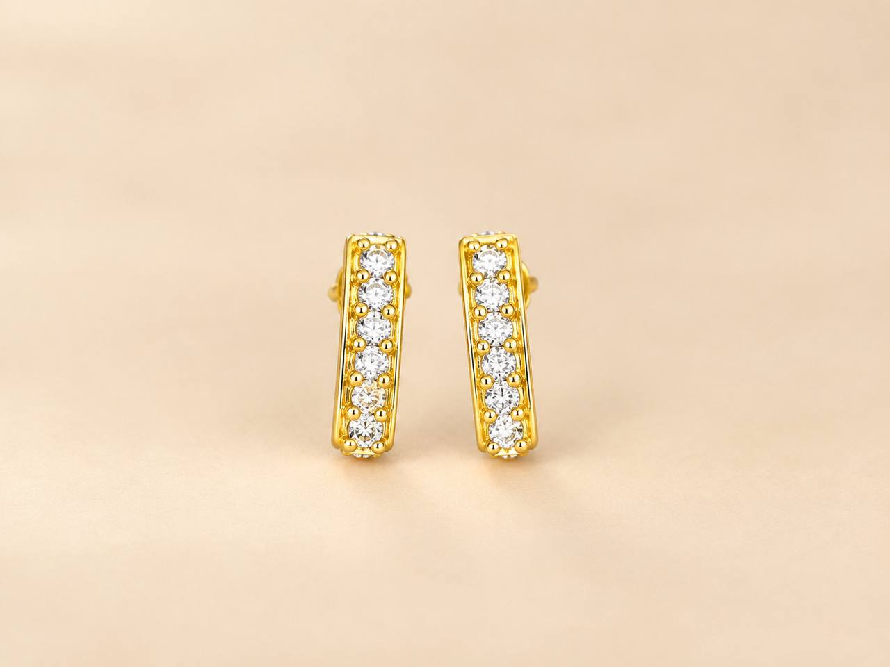 Silver vennilaa stud with gold finish