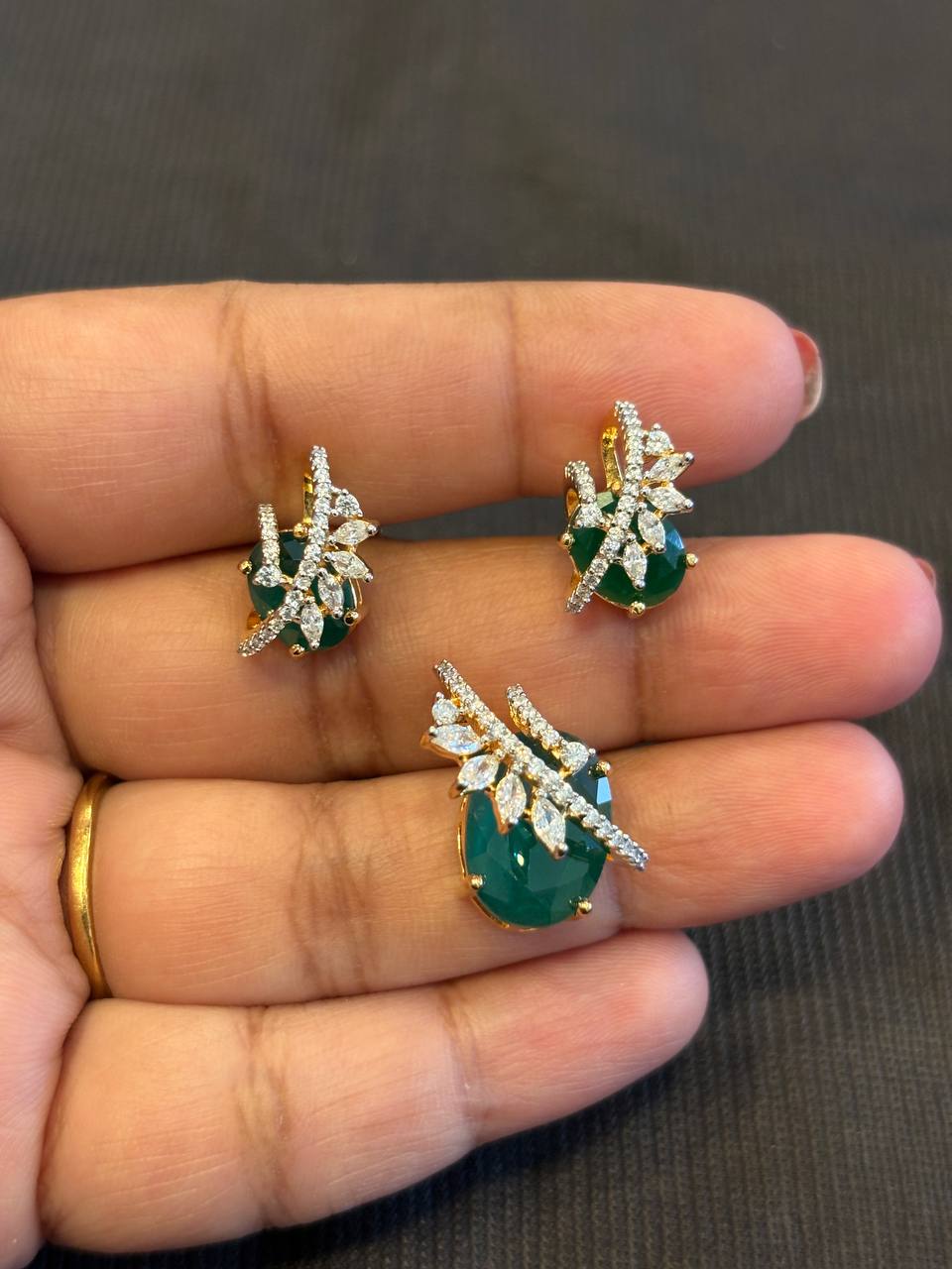 Silver lniya green pendent set with gold finish (without chain)