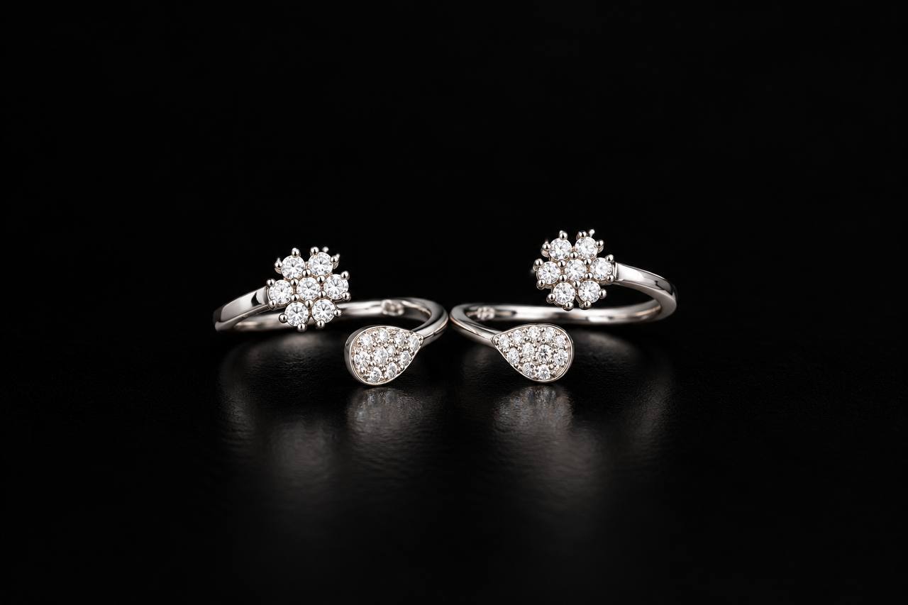 Silver mia toe ring