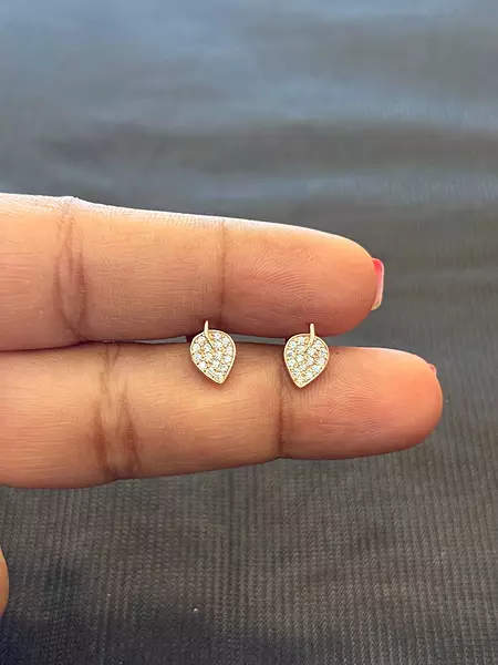 silver leafy stud with rosegold finish
