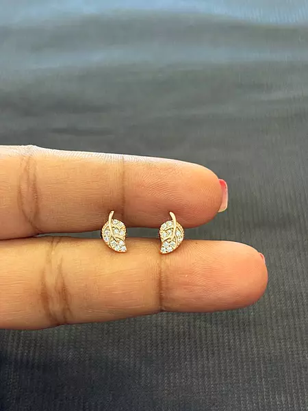 silver leafylove stud with rosegold finish